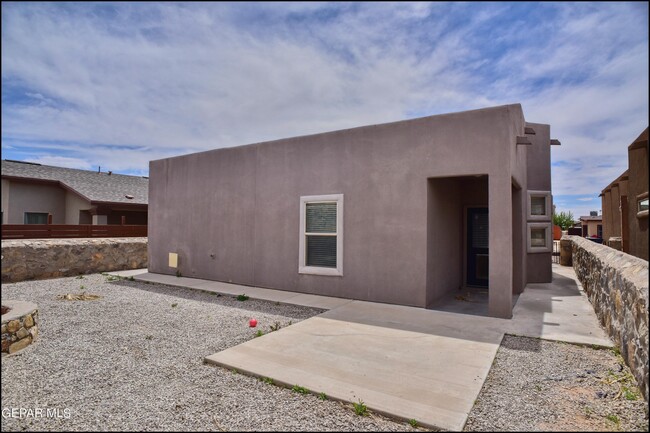 Building Photo - 14373 High Rock Dr