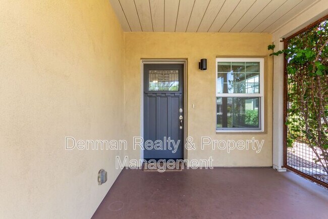 Building Photo - 1513 E Earll Dr