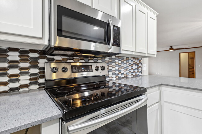 Building Photo - 10001 Ridgeview Dr