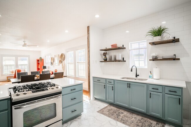 Building Photo - 475 E French Pl