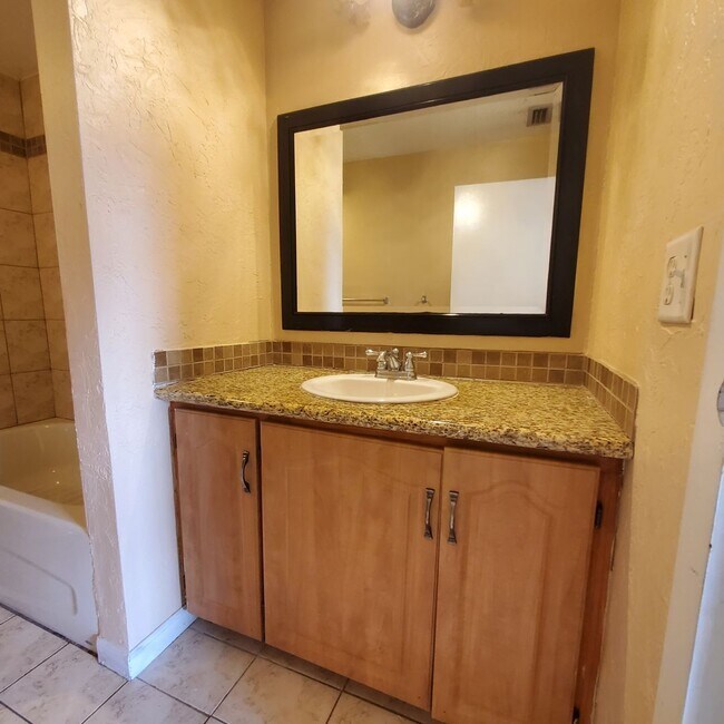 Building Photo - Cozy 2Bed 2Bath Apartment