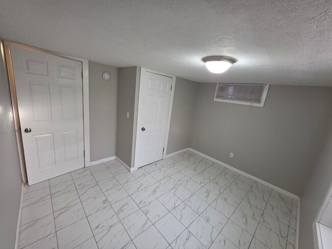 Building Photo - 4 bedroom HOUSE For RENT