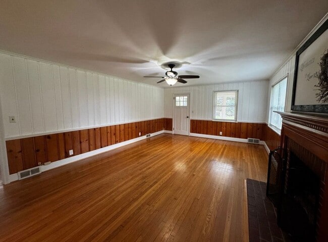 Building Photo - 4011 Rolling Hill Dr