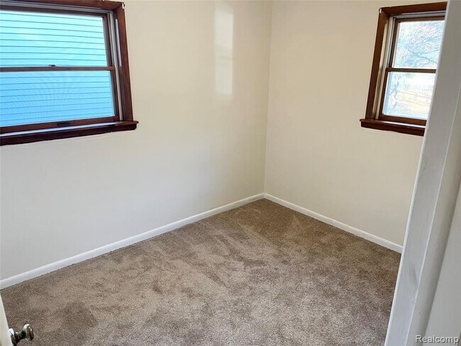 Building Photo - 8344 Ellis Rd