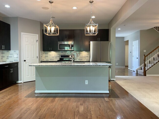 Building Photo - Spectacular 4 Bed 3.5 Bath Townhouse In Br...