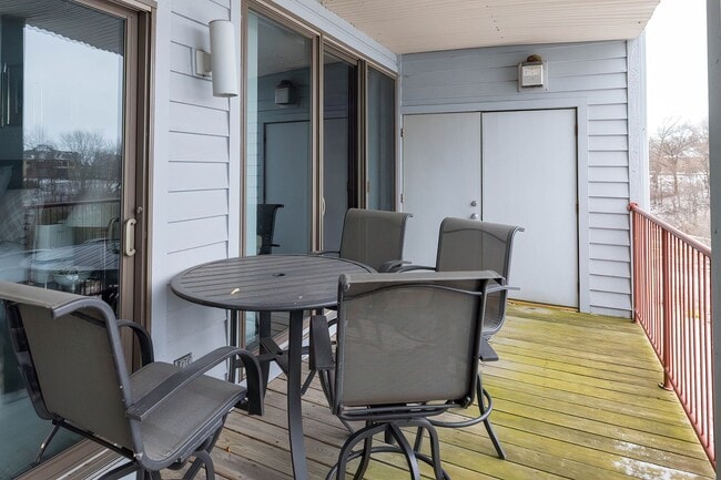Building Photo - Gorgeous 3 Bedrooms 2 Bath Condo Lake View...