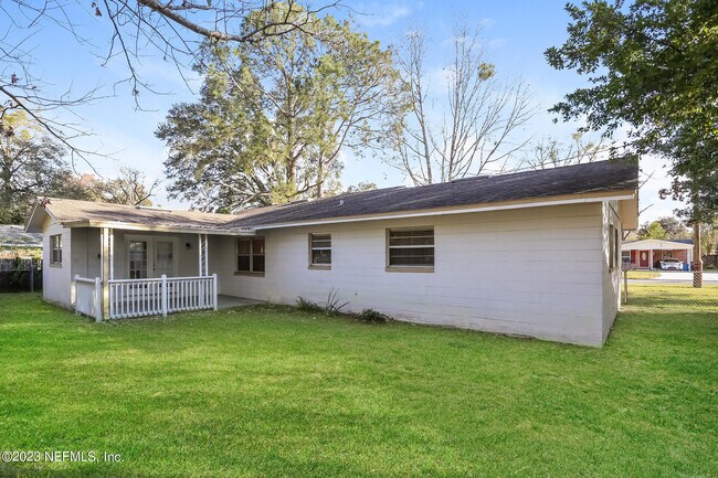 Building Photo - 7421 Deepwood Dr N