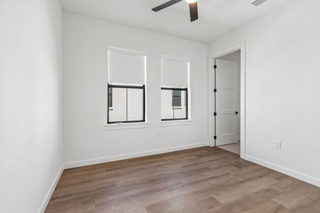 Building Photo - 1218 E Kay St