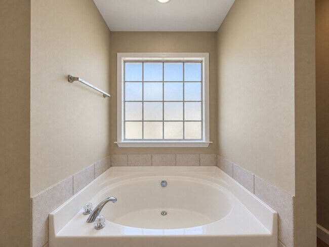 Building Photo - 6107 Blackstone Dr