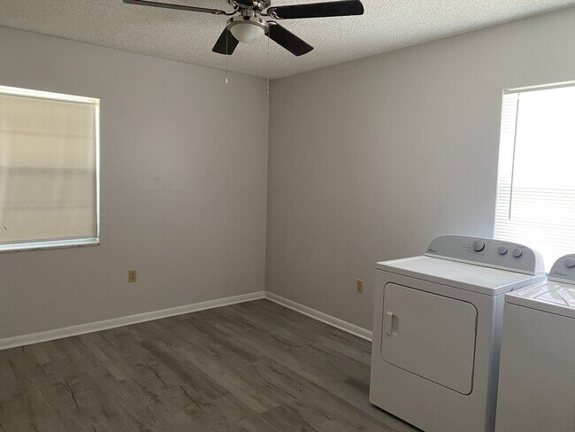 Building Photo - Spacious 2BR/1BA Townhouse in Prime Lakeland Location