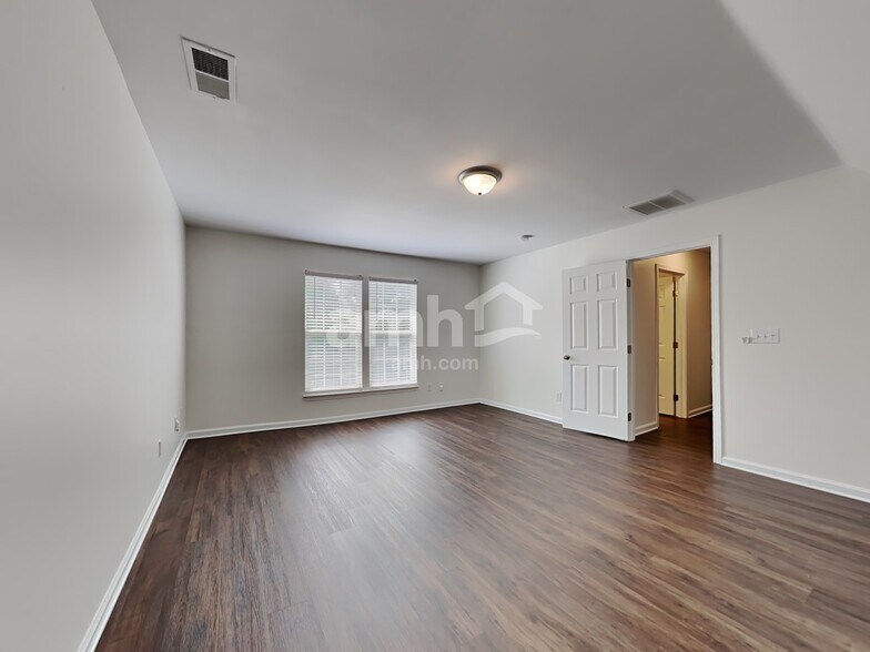 Building Photo - 9927 Spring Park Dr