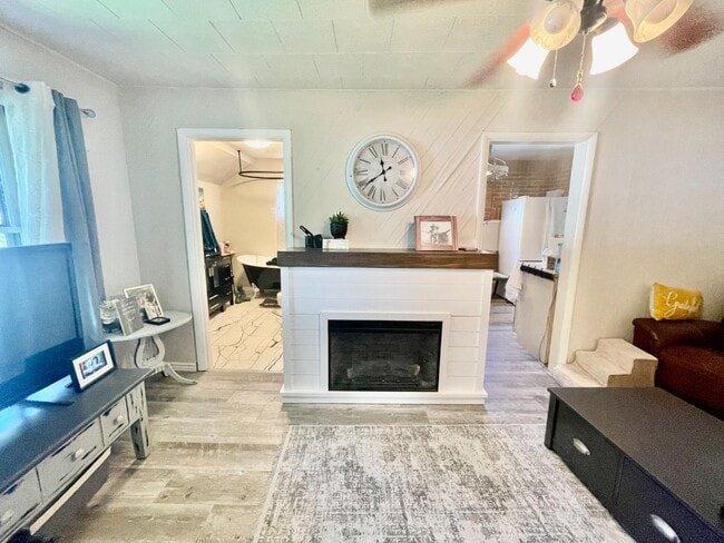 Building Photo - 223 Hemlock Dr