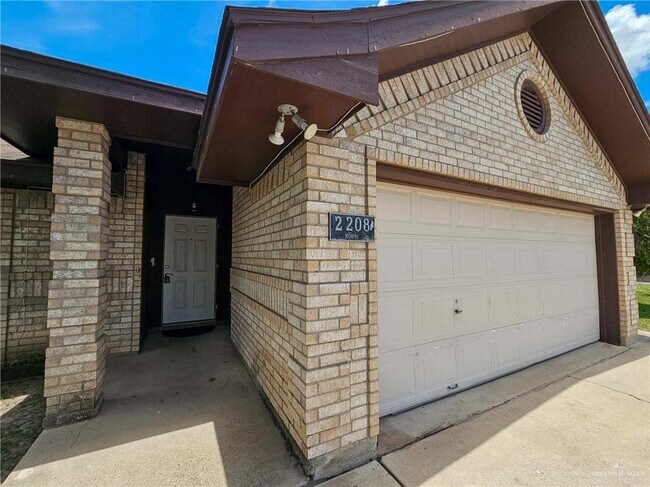 Building Photo - 2208 Robin Ave W