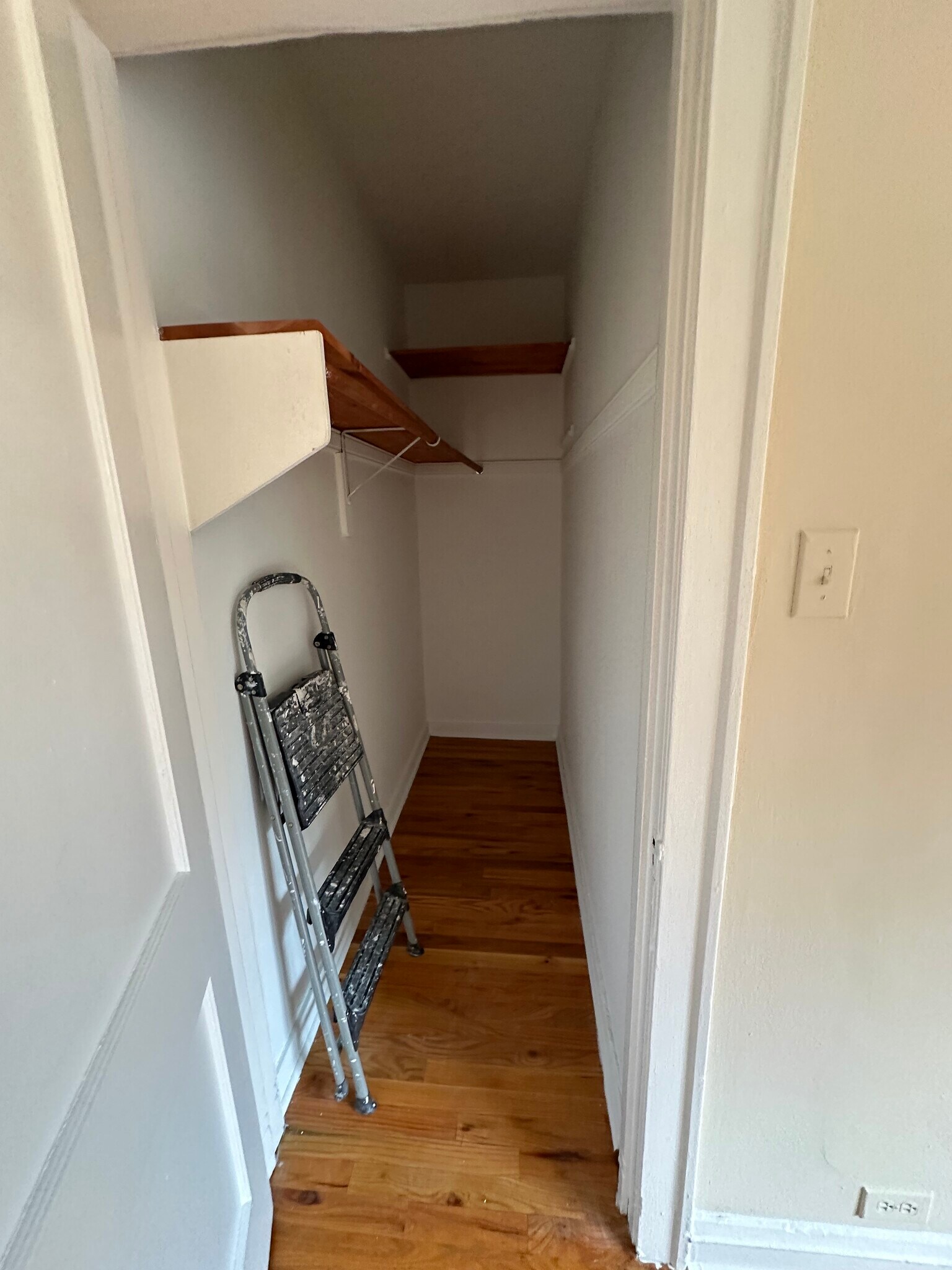 Building Photo - 556 W Wellington Ave