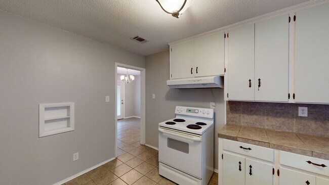 Building Photo - Precious updated 3 bed/1bath located in Oakleigh Heights