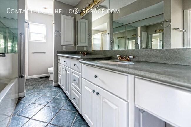 Building Photo - 525 W 4th St