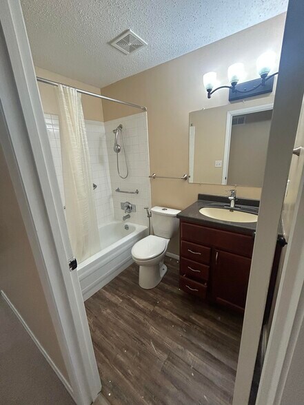 2nd Bathroom - 1233 Guelbreth Ln