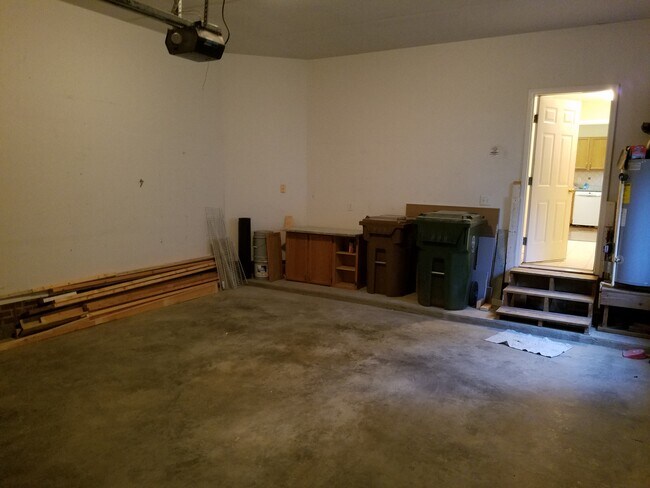 Building Photo - 218 Trailview Dr