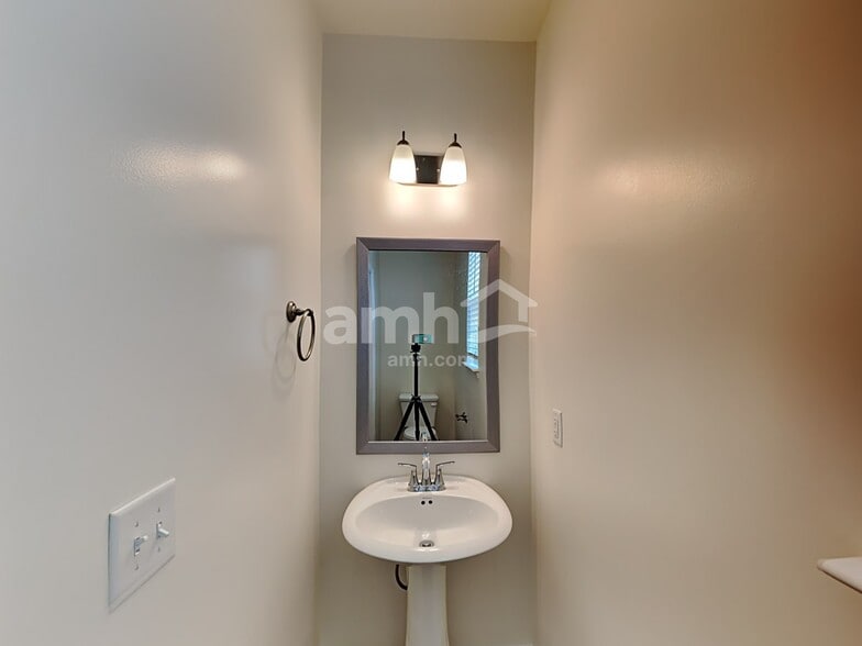 Building Photo - 417 Oscar Way