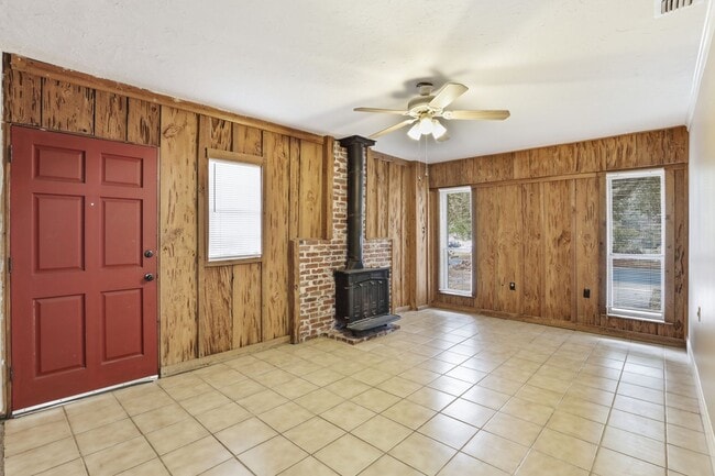 Building Photo - 3 bedroom 2 bath house in Northwood Pines