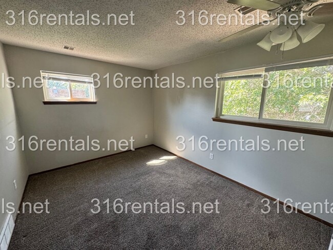 Building Photo - $850- 2 bed 1 bath - Townhomes