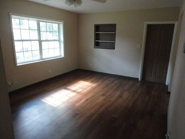 Building Photo - Nice 4 bedroom/2 Bathroom home