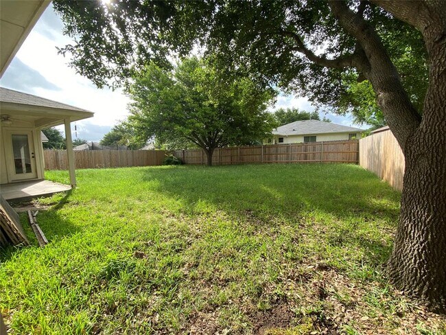 Building Photo - 2402 Hallie Ln