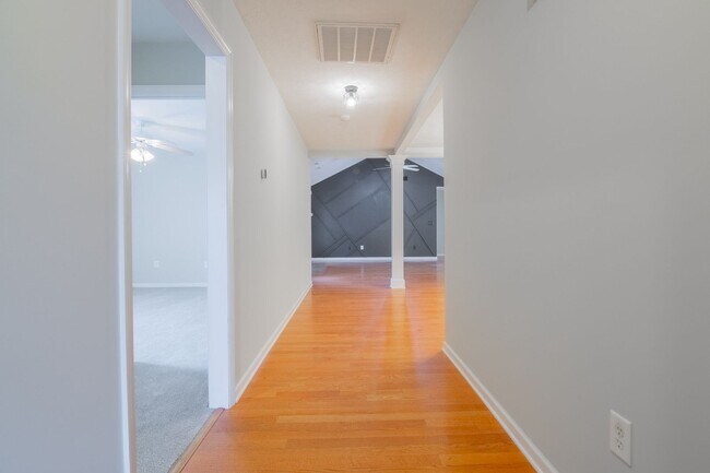 Building Photo - Updated 3 Bedroom Ranch