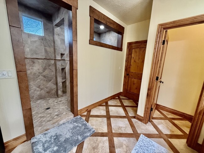 Building Photo - 6819 S Greenfield Way