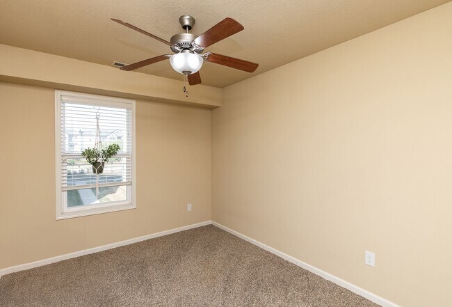 Building Photo - END UNIT!!  3 Bedroom, 2.5 Bathroom Townhome in West Des Moines!