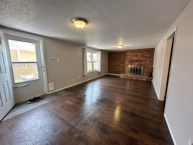 Building Photo - 613 Killarney Dr