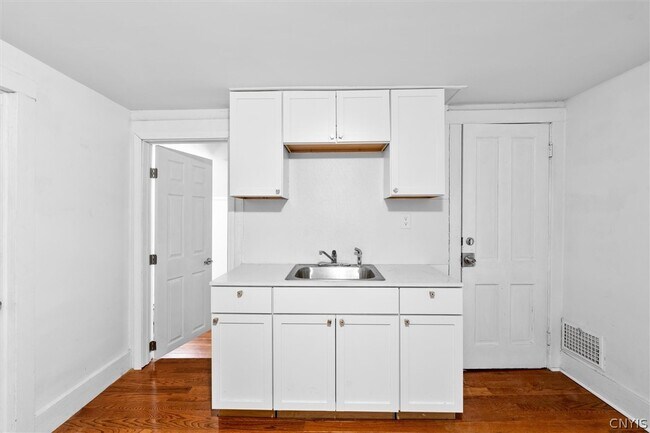 Building Photo - 104 Kincaid Ave