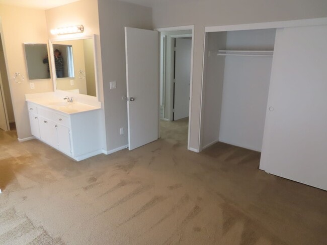 Building Photo - Renovated 2 Bed 2 1/2 Bath Condo with Atta...