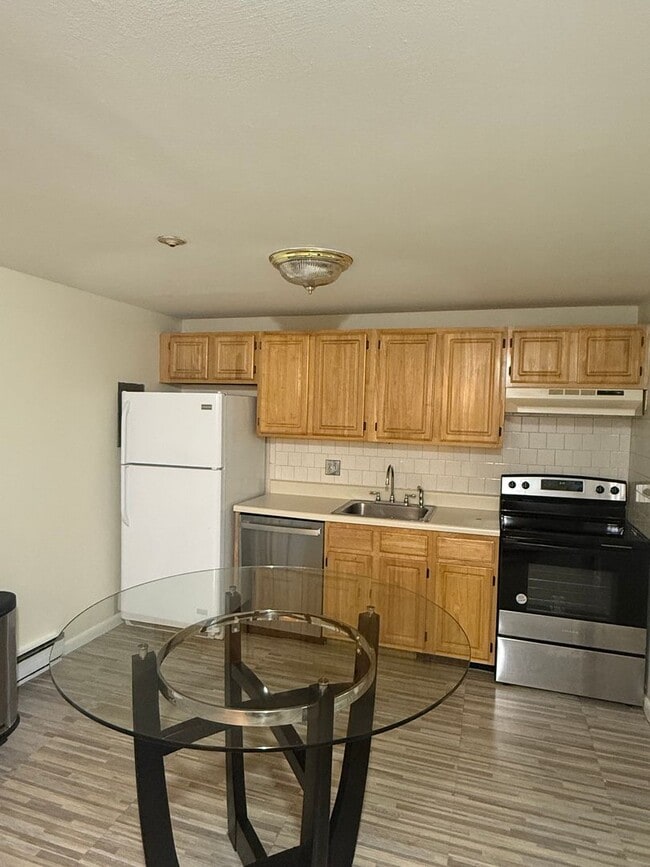 Primary Photo - Bright & Modern 1 Bedroom Condo in quiet, ...