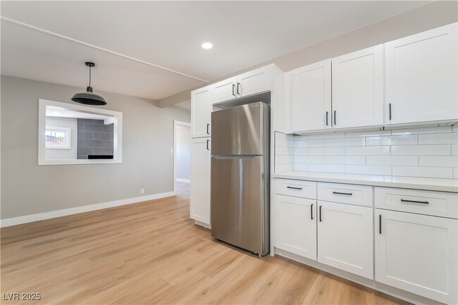 Building Photo - 2749 Del Mar Pl