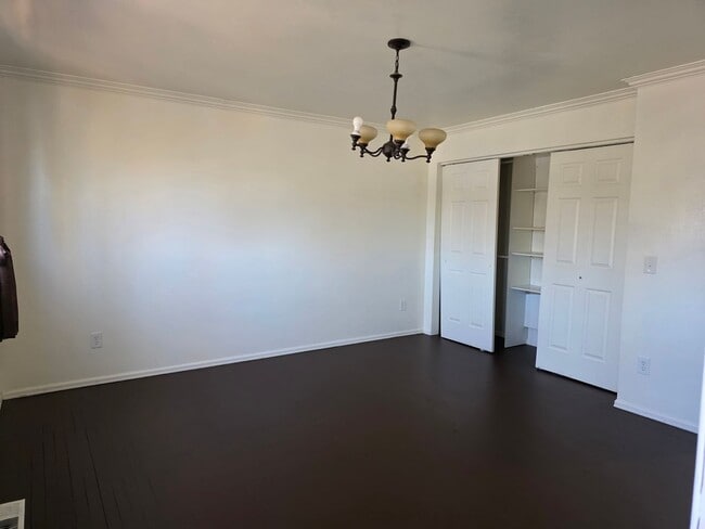 Building Photo - Large 4 Bed Home Available