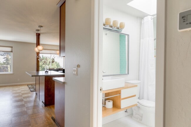 Building Photo - Charming 3 Bedroom and 2 Bath Home in Glen...
