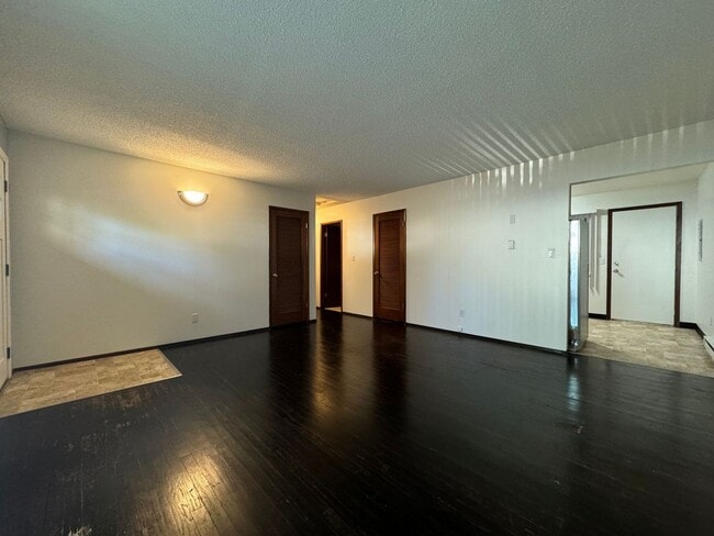 Building Photo - Reed Neighborhood Gem~ Great Natural Light~ Fenced Front Patio~ Onsite Laundry~ Off Street parkin...