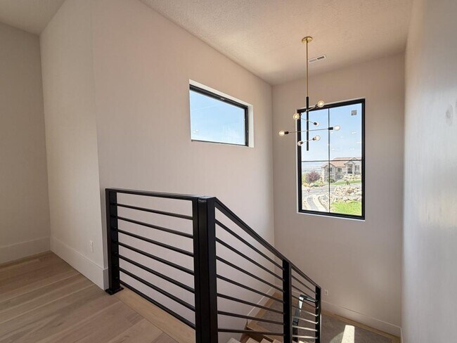 Building Photo - 188-3550 3550 N