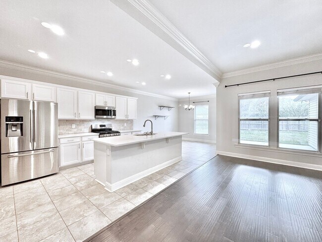 Building Photo - 3 Bedroom House Near LSU in Lake Villas