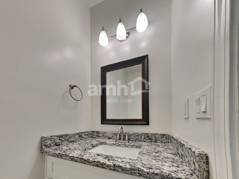 Building Photo - 344 Bristol Way