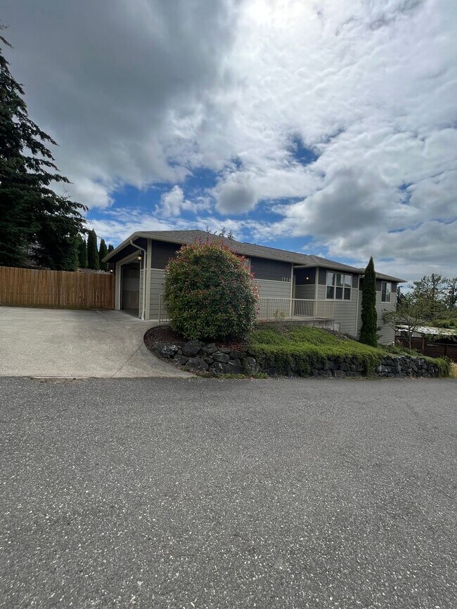 Building Photo - 3 Bed 2 Bath Single Story House with Garage