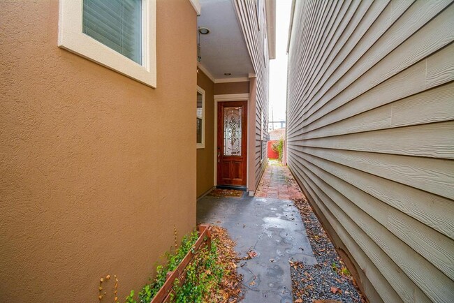 Building Photo - 1205 Aurora St