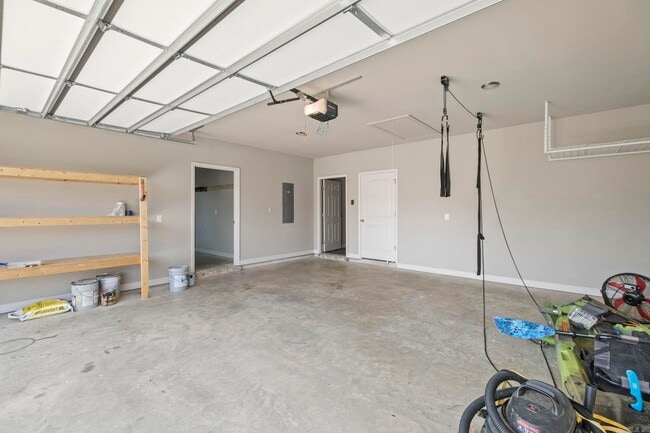 Building Photo - 9541 Oak Forest Ln