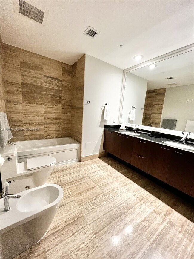 Building Photo - 15901 Collins Ave