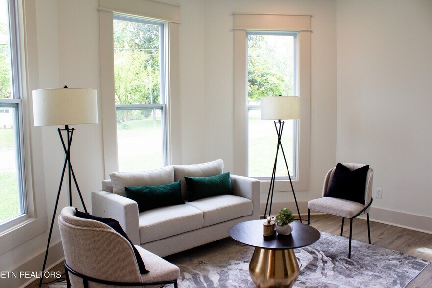 Building Photo - 570 Monroe St