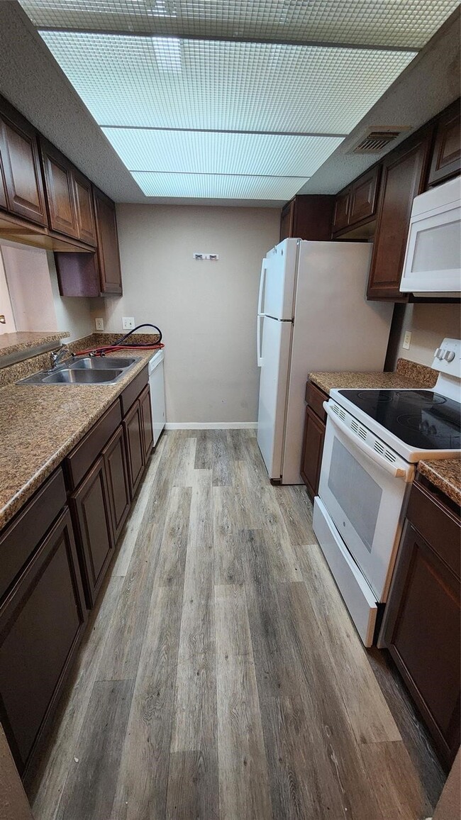 Building Photo - 2818 S Bartell Dr