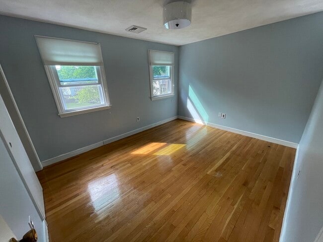 Building Photo - 18 Charles St