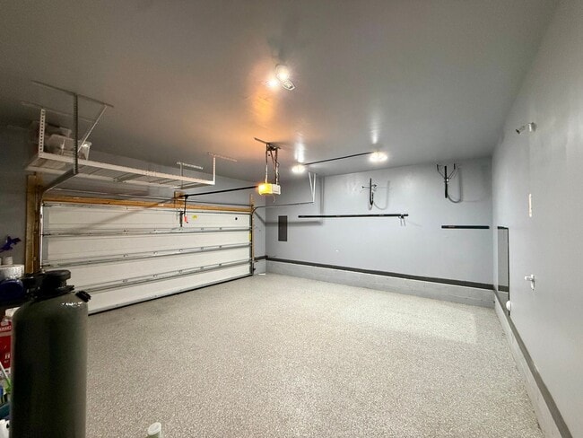 Building Photo - Modern living in the heart of Greenbrier - 4 BR home with open layout