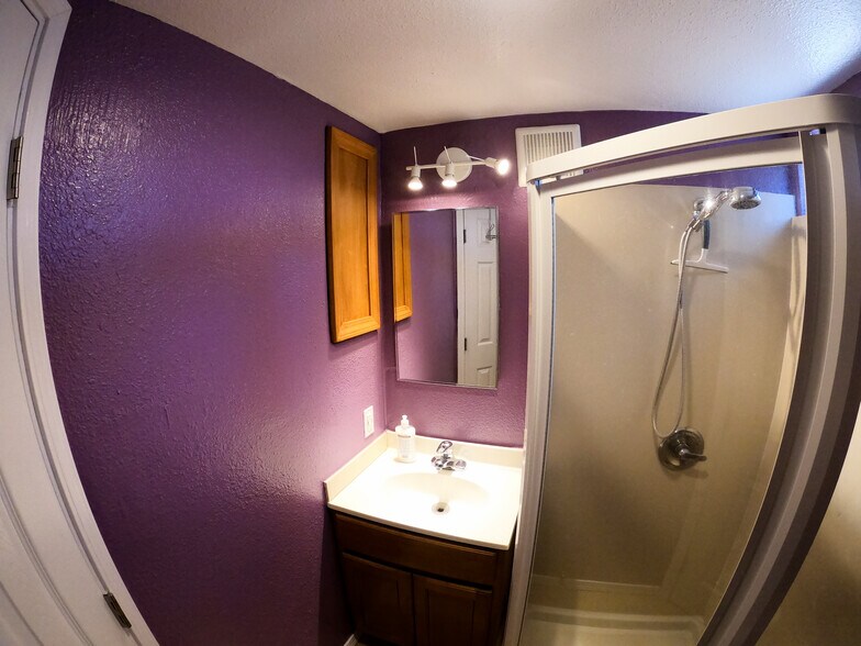 Building Photo - 2308 Oakwood Dr